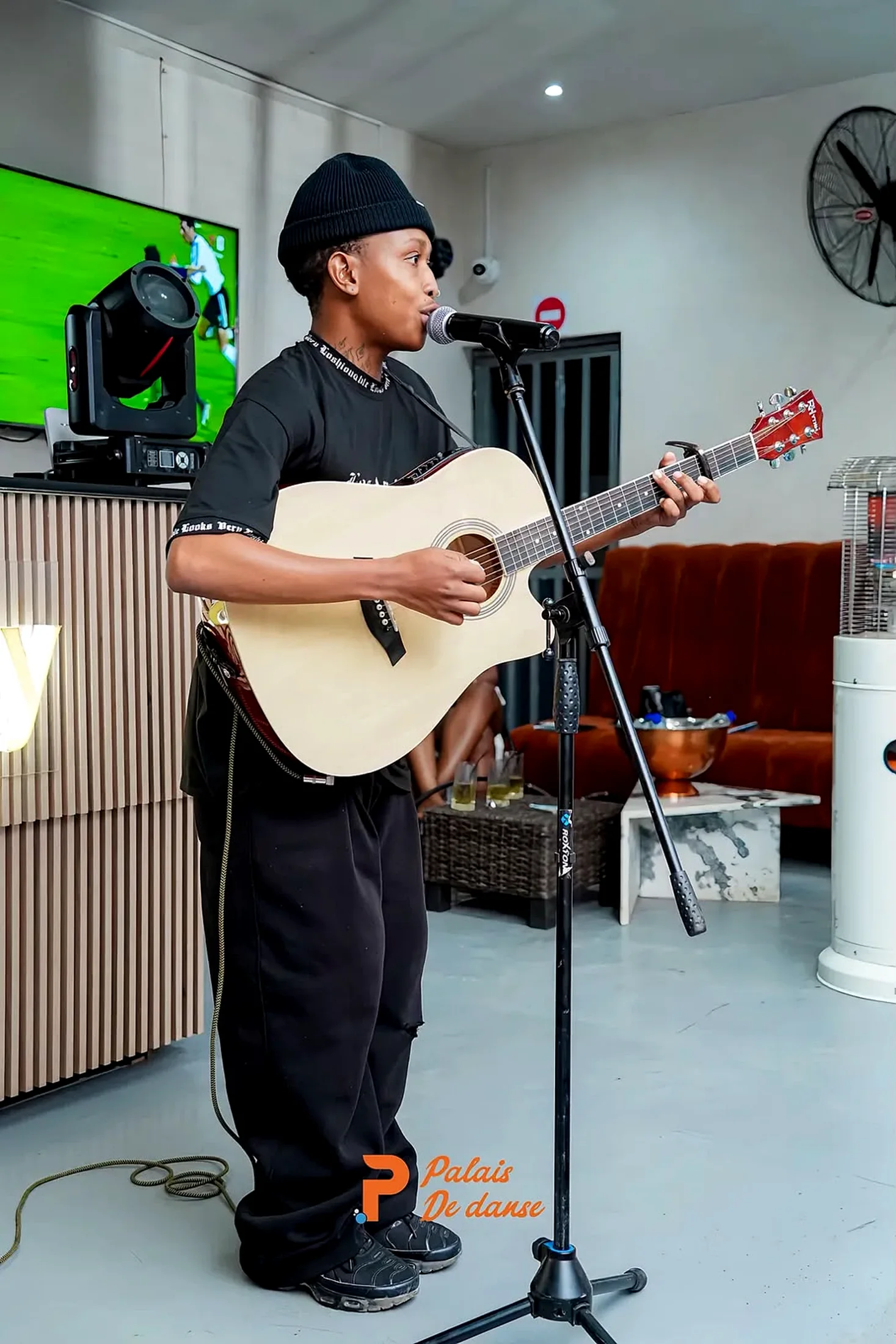 Original full-body indoor acoustic performance
